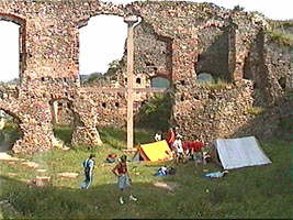 Cetatea Soimos a fost cucerita de excursionisti... - Virtual Arad News (c)2002
