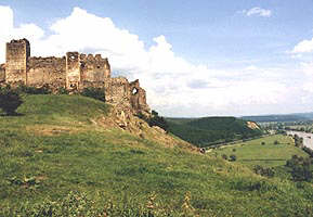 Cetatea Soimos strajuieste Valea Muresului - Virtual Arad News (c)2002