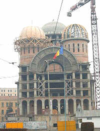 Credinciosii noii catedrale i-au ajutat pe asistatii de la Tamand - Virtual Arad News (c)2002
