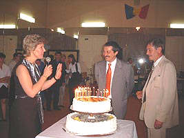 Directoarea Palatului Copiilor - Ecaterina Gerold, cere sprijin la suflatul lumanarilor - Virtual Arad News (c)2002