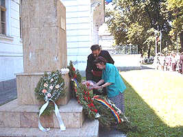 Dupa dezvelirea bustului au fost depuse coroane si jerbe de flori - Virtual Arad News (c)2002