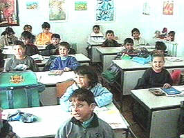 In Arad, copii de rromi sunt scolarizati...