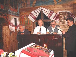 In strana, cantaretii bisericesti dau raspunsurile... - Virtual Arad News (c)2002