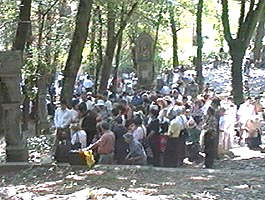 La Manastirea Radna credinciosii refac "Drumul Crucii" - Virtual Arad News (c)2002