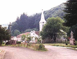 Monumentul "Pietrarului" strajuieste intrarea in Moneasa-sat - Virtual Arad News (c)2002
