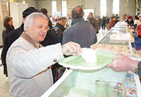 Primarul Dorel Popa verifica si gustul produselor din Piata