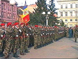 Si in acest an militarii au fost prezenti la Monumentul ostasului roman - Virtual Arad News (c)2002