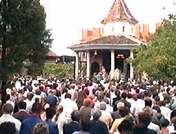 Sute de credinciosi vin de sarbatori la Manastirea Gai - Virtual Arad News (c)2002