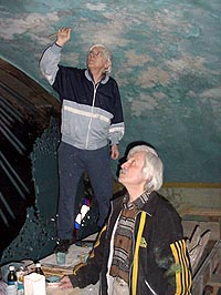Artistul Cornel Artimon in timpul restaurarii picturii de la biserica sarbeasca