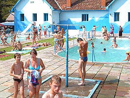 Cei mai norocosi suporta bine canicula pe strandul de la Moneasa - Virtual Arad News (c)2003