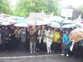 Chiar si pe ploaie sindicalistii Sanitas au organizat protestul