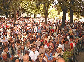 De sarbatoarea Adormirii Maicii Domnului mii de credinciosi au venit la Manastirea Bodrog - Virtual Arad News (c)2003
