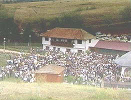 De sarbatori Manastirea de la Feredeu este luata cu asalt de credinciosi