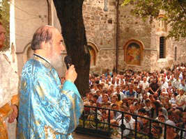 Episcopul Timotei Seviciu da binecuvantare credinciosilor - Virtual Arad News (c)2003