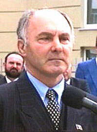 Fostul primar Cristian Moisescu doreste reamplasarea motto-ului pe Primarie - Virtual Arad News (c)2003
