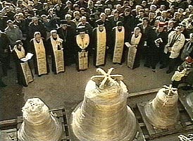 In prezenta unui grup numeros de enoriasi Episcopul Timotei a binecuvantat noile clopote