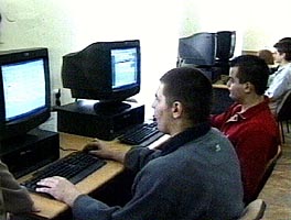 Internet cafe ofera tinerilor posibilitati nelimitate de informare