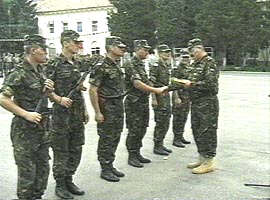 La sosire, militarii aradeni au fost distinsi cu diplome de onoare