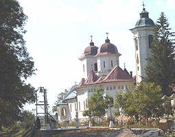Manastirea Hodos Bodrog isi infrumuseteaza permanent imprejurimile - Virtual Arad News (c)2003
