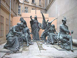 Ministrul Cuturii considera ca grupul statuar nu corespunde din punct de vedere estetic - Virtual Arad News (c)2003