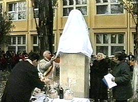 Momentul dezvelirii bustului lui "Ioan Slavici" la Scoala Gen. 4 Arad