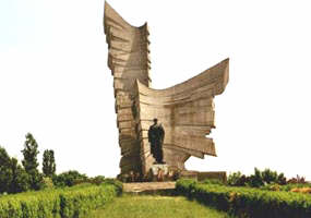 Monumentul Eroilor de la Paulis ar putea deveni de interes national - Virtual Arad News (c)2003