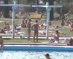 Multi aradeni prefera Strandul Neptun in locul statiunilor balneare - Virtual Arad News (c)2003