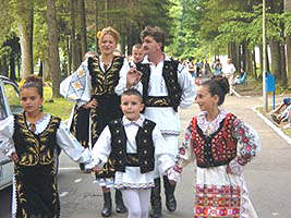 Parada a portului popular in parcul de la Moneasa