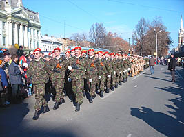 Parada militara de Ziua Unirii - Virtual Arad News (c)2003