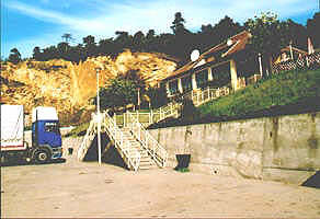 Pentru cei care doresc sa innopteze pe Valea Cladovei exista in apropiere si un motel - Virtual Arad News (c)2003
