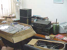 Politia a descoperit un studio pentru CD-uri pirat
