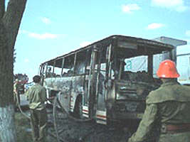 Pompierii au stins autobusul cehesc incendiat