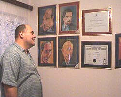 Prefectul Ungureanu este incantat de expozitia maestrului Popa's - Virtual Arad News (c)2003