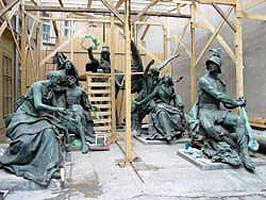 Proaspat restaurat grupul statuar starneste din nou controverse - Virtual Arad News (c)2003