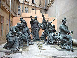 Se cauta un loc pentru grupul statuar Libertatea si un Arc de Triumf romanesc - Virtual Arad News (c)2003