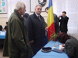 Senatorul Nicolaescu si  ministrul Ilie Sarbu au votat la Arad