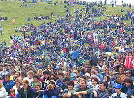 Si anul acesta o multime de oameni au urcat pe Muntele Gaina