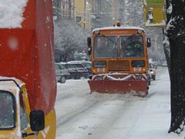 Utilajele pentru curatirea drumurilor sunt pregatite