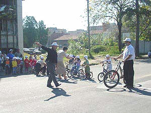 Viceprimarul Bognar a venit la locul de desfasurare a actiunilor, pe bicileta