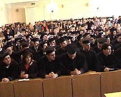 Absolventi si invitati la sarbatoarea unei noi promotii - Virtual Arad News (c)2004