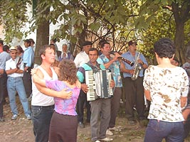 Amatorii de muzica populara au incins si un joc - Virtual Arad News (c)2004