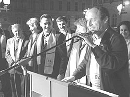 Basescu si staful Aliantei DA s-au intalnit cu aradenii