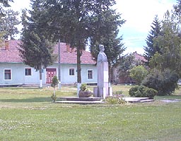 Bustul lui Avram Iancu din Halmagiu - Virtual Arad News (c)2004