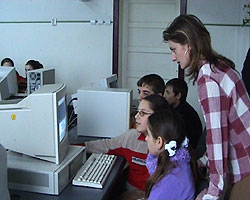 Laboratorul de informatica este "asaltat" de catre elevii scolii - Virtual Arad News (c)2004