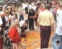 Credinciosii au aprins lumanari la Capela Maicii Domnului - Virtual Arad News (c)2004