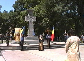 La Crucea Eroilor din parc a fost tinuta o slujba religioasa pentru cei care s-au jertfit - Virtual Arad News (c)2004