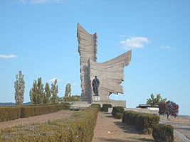 La monumentul de la Paulis sunt comemorati eroii din 1944 - Virtual Arad News (c)2004
