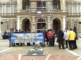 Locatarii au protestat si in fata Primariei