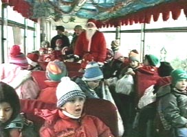 Mos\ Craciun s-a intalnit cu copiii in tramvai
