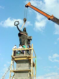 O parte a Monumentului Libertatii a fost ridicata pe soclu